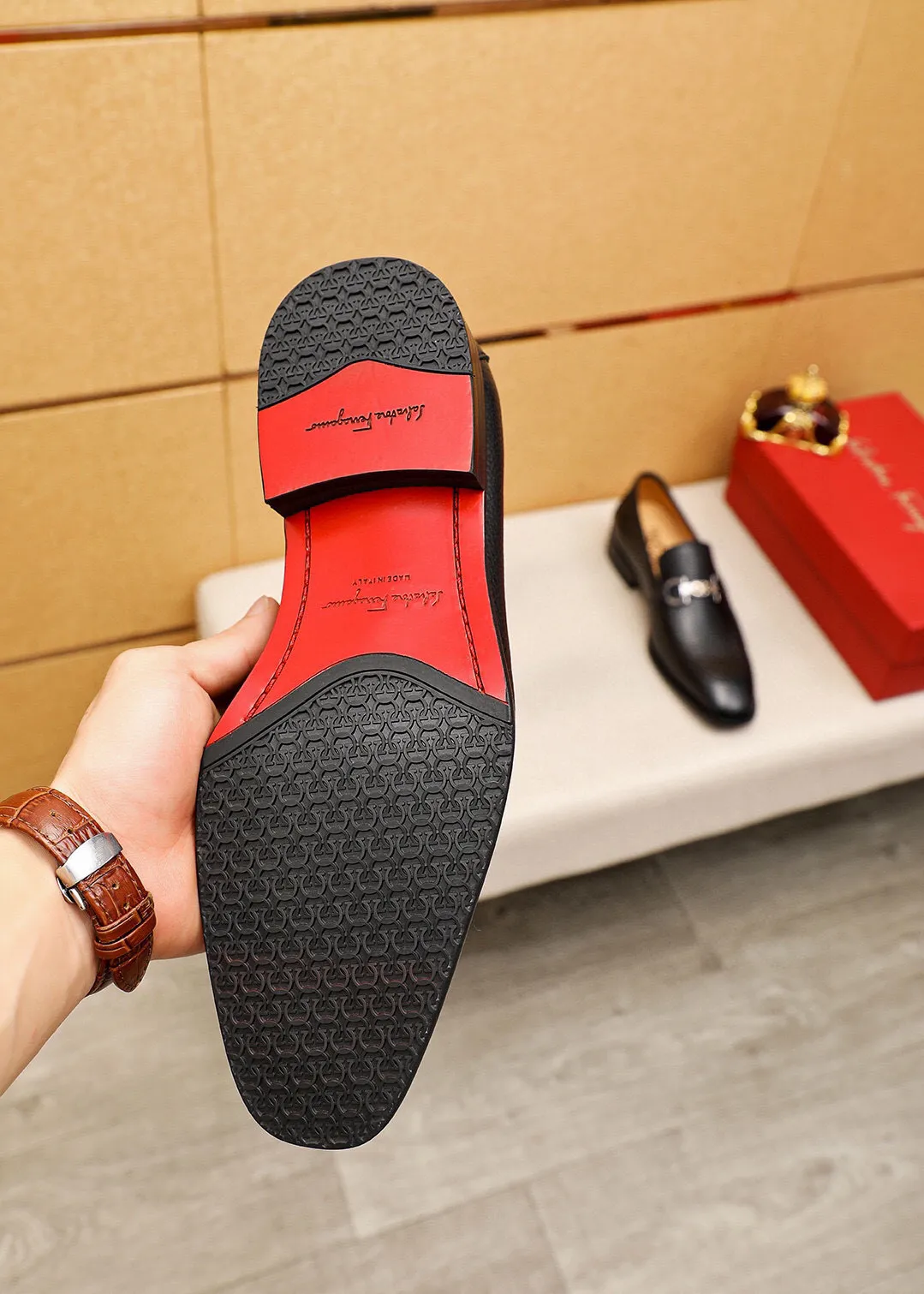 Men's shoes 💰460 💐 Product trademark: Ferragamo "Ferragamo" casual leather shoes Regular size: 38-44 (45🉑️customized) Product materials: Selected imported first-layer pebbled calfskin upper + luxury hardware buckle, imported water-dyed cow leather lining. Strong three-dimensional visual effect, original combination outsole Color: 2⃣️colors available